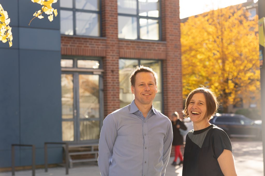 Jan Grote und Annika Grote vor dem Büro